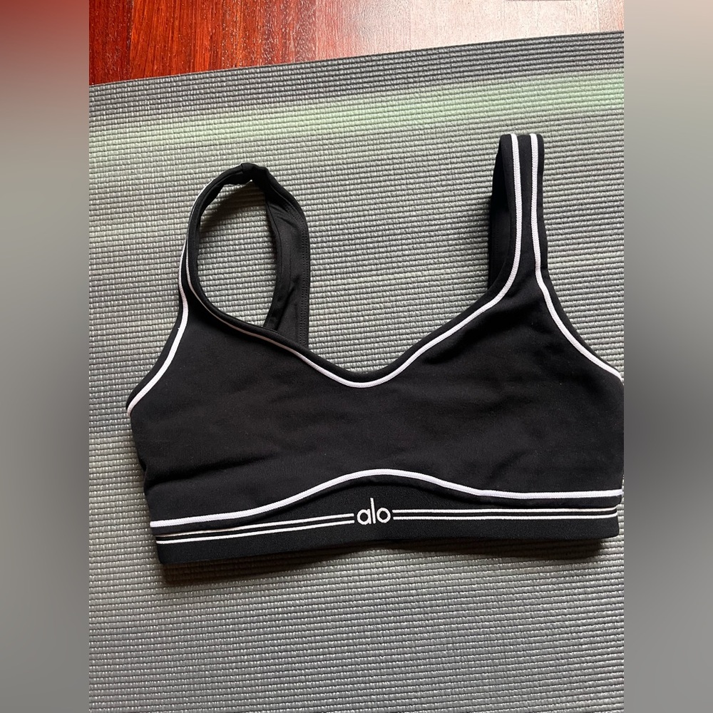 ALO Yoga Black Hearthrob Sports Bra